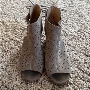 Lucky Brand Women's Taupe Perforated Sandals